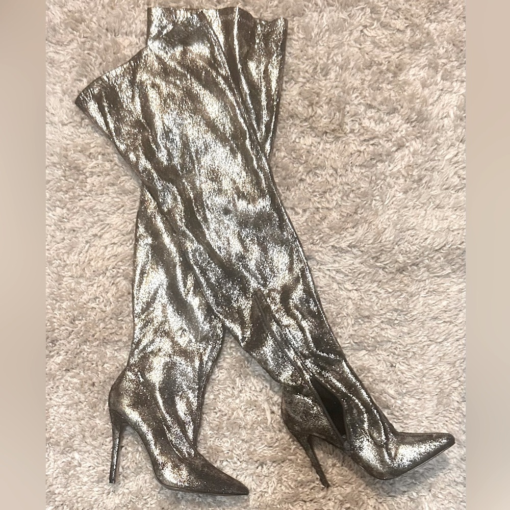 Preloved Stylish Silver/Black Fashion NOVA Boots 🖤🩶🖤